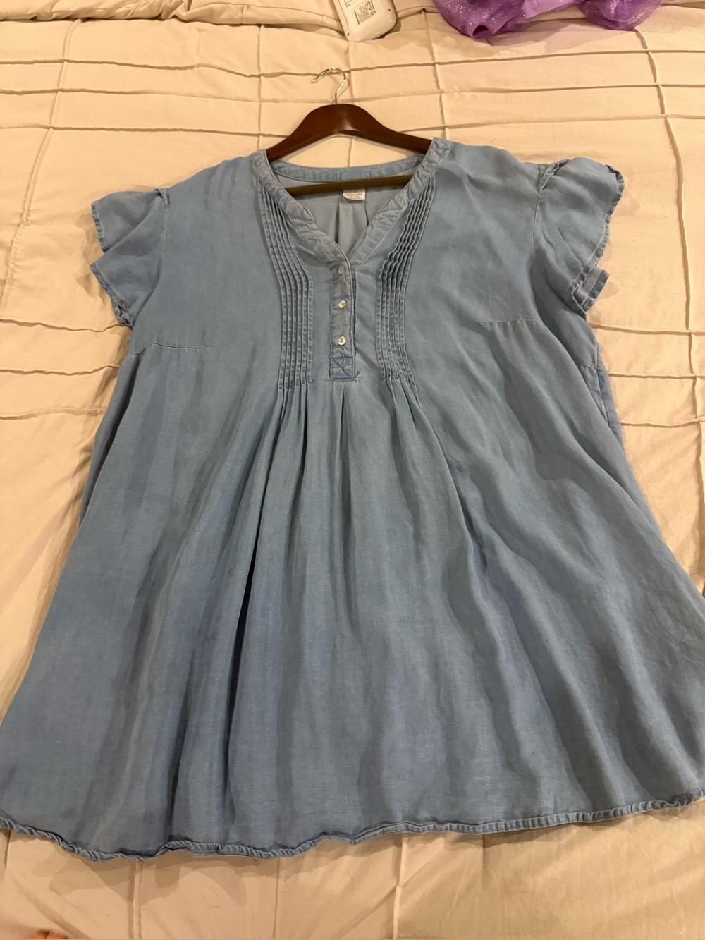 Time & Tru (Maternity) Relaxed Pintuck Short-Sleeve Tunic in Light Blue